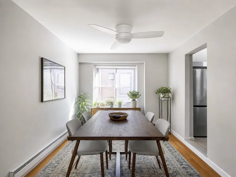 Low-profile ceiling fan (hugger)