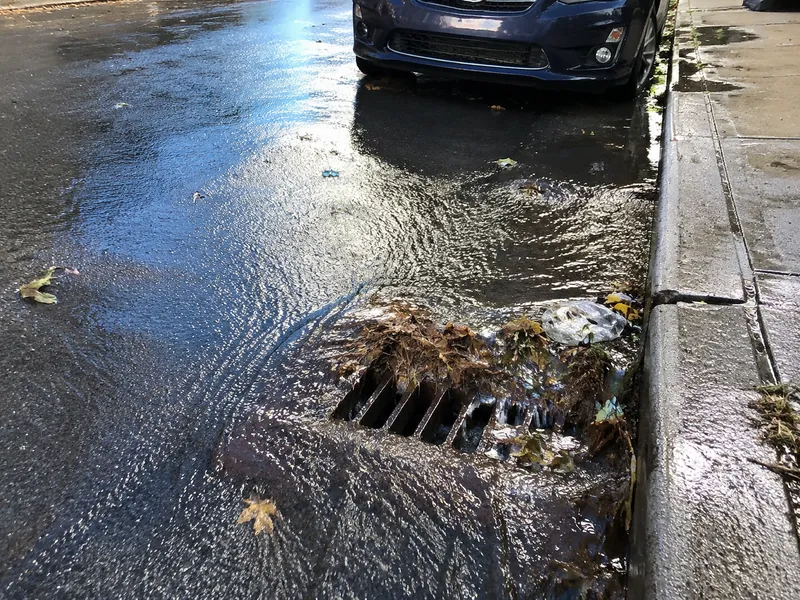 Overflowing catch basin