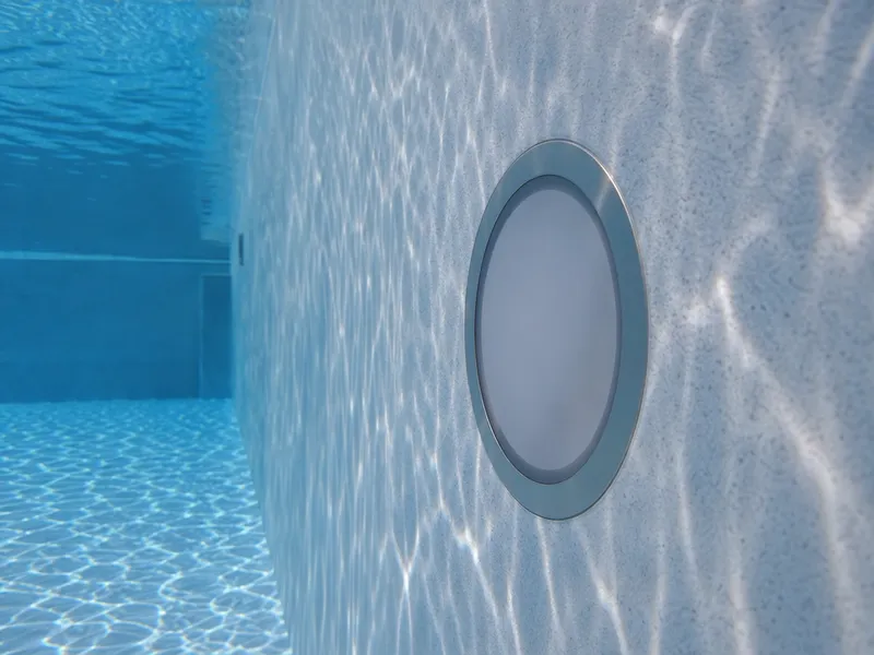 Nicheless pool lights