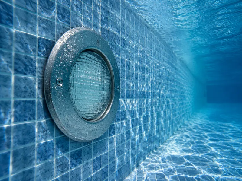 Wet niche pool lights