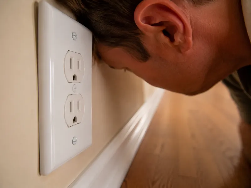 Buzzing or sizzling sounds