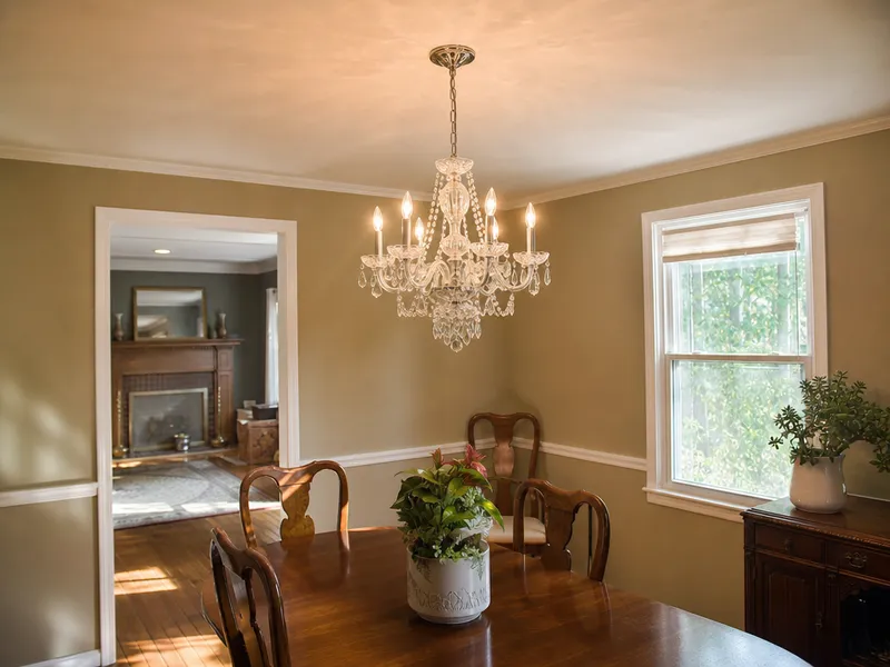 Dining room, chandelier